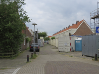 906390 Gezicht in de Rietstraat te Utrecht, waar de woningen gerenoveerd worden, vanuit de Vijgeboomstraat.